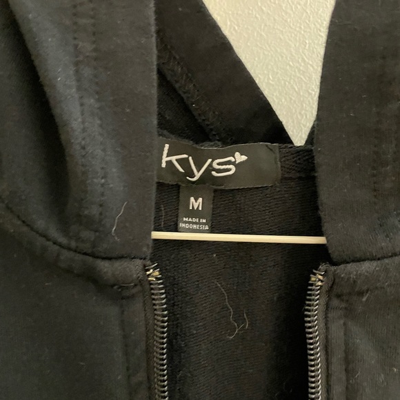 Black hoodie with angel wings with heart - Picture 4 of 4